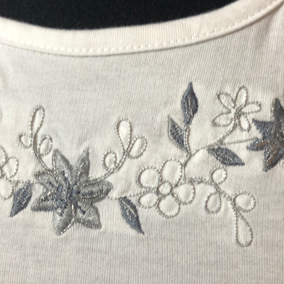 Fashion Formulas size small embroidered tank top - Picture 4 of 9